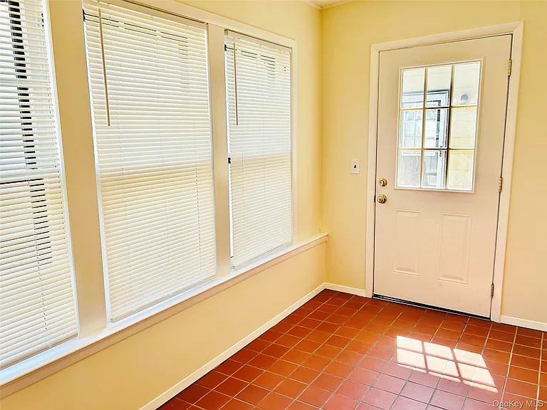 46 Totten Pl — Photo 9
