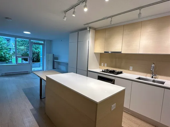 988 Quayside Dr #607, New Westminster, BC V3M 0L5