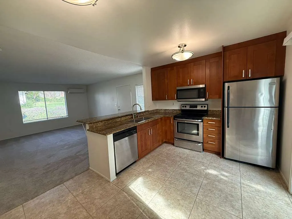 2 bed, 756 sqft, $2,590 — Photo 2