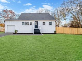 108 Pinewood Dr, Shirley, NY 11967