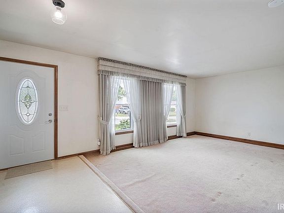 5th image of 1908 Versailles Dr