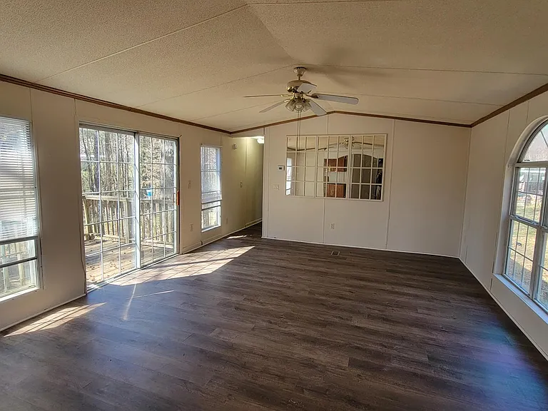307 Honeysuckle Ln — Photo 2