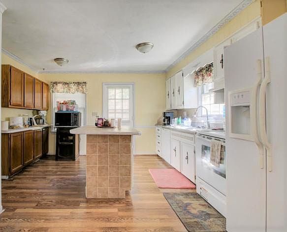 2nd image of 48 Oxford Cir