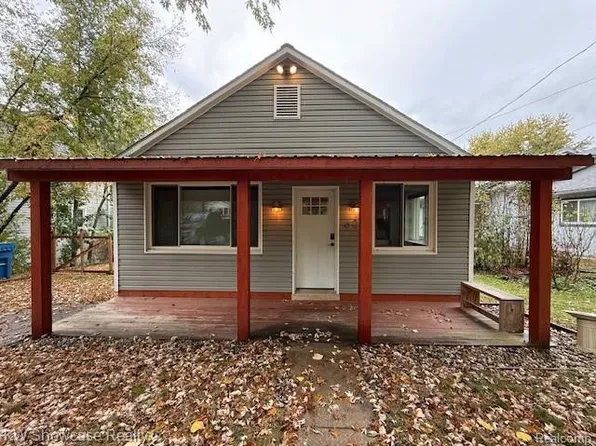 609 Elkinford Dr, White Lake, MI 48383