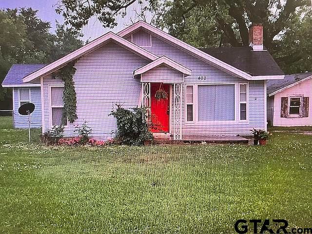1st image of 402 Clarksville St