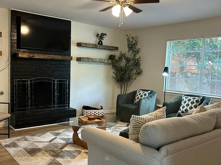 2509 White Oak Ln — Photo 8