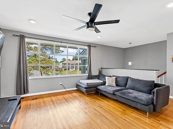 4th image of 5 Lloyd Ave