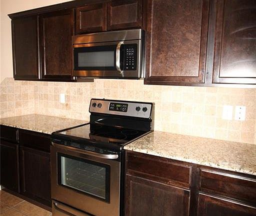 5th image of 907 Oakwood Ln