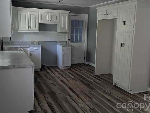 5th image of 424 Kildare Dr