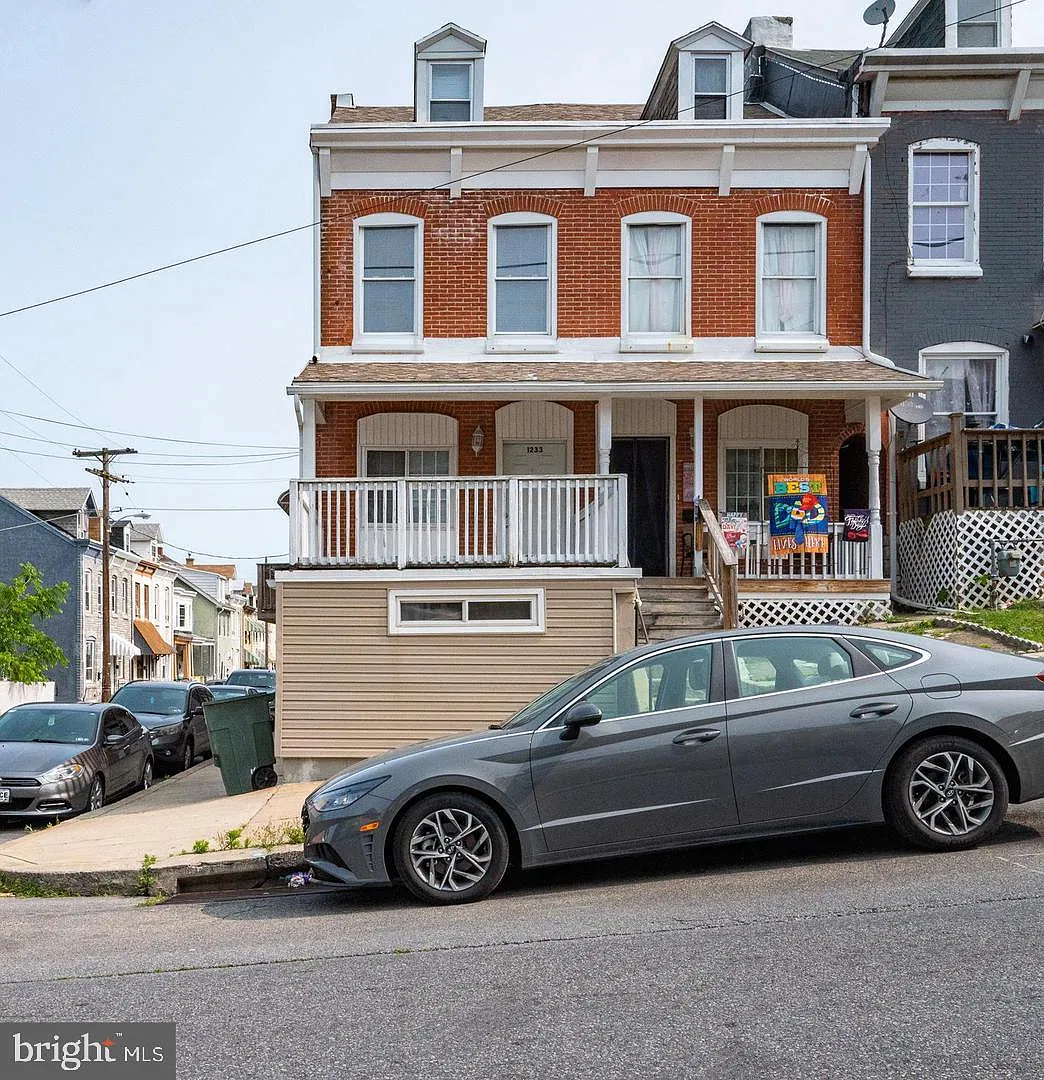 1233 Green St — Photo 1