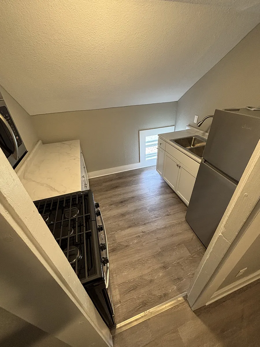 Building Photo - 708 E Jefferson Blvd #2