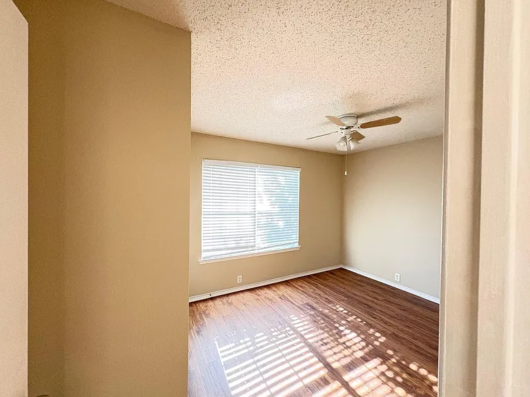 204 Lochwood Dr — Photo 3