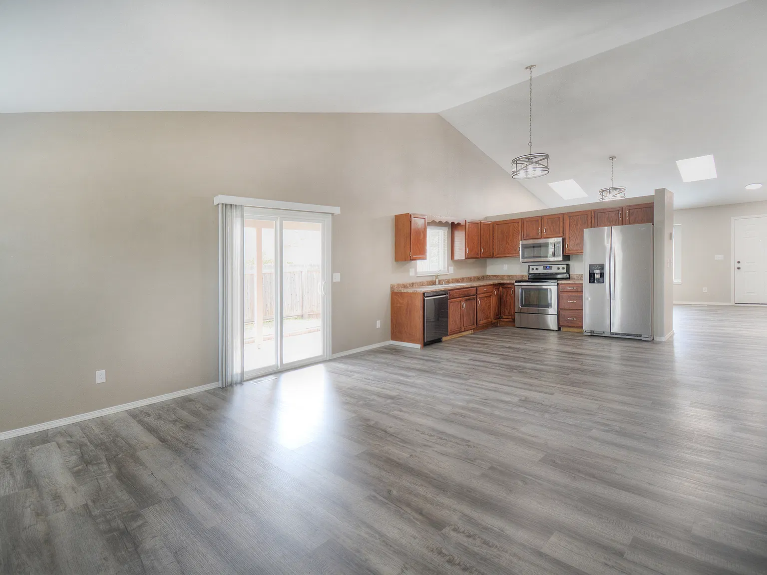 5 bed, 2666 sqft, $2,300 — Photo 3