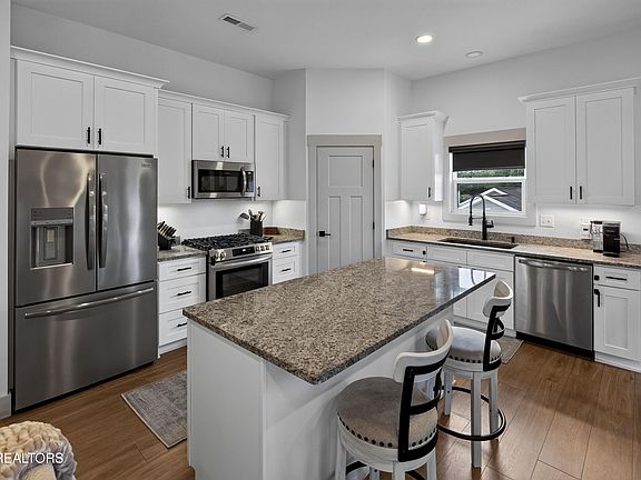 4th image of 8011 Stone Hollow Dr