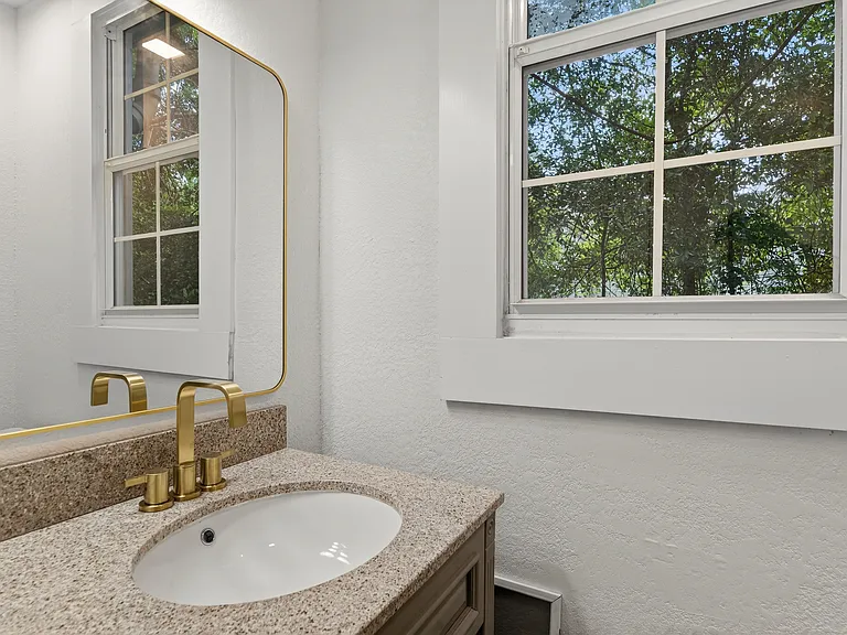 Primary bedroom bathroom