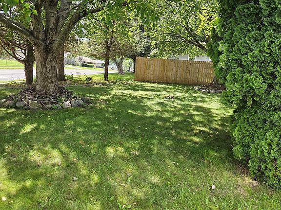 4th image of 301 Maple Park Dr
