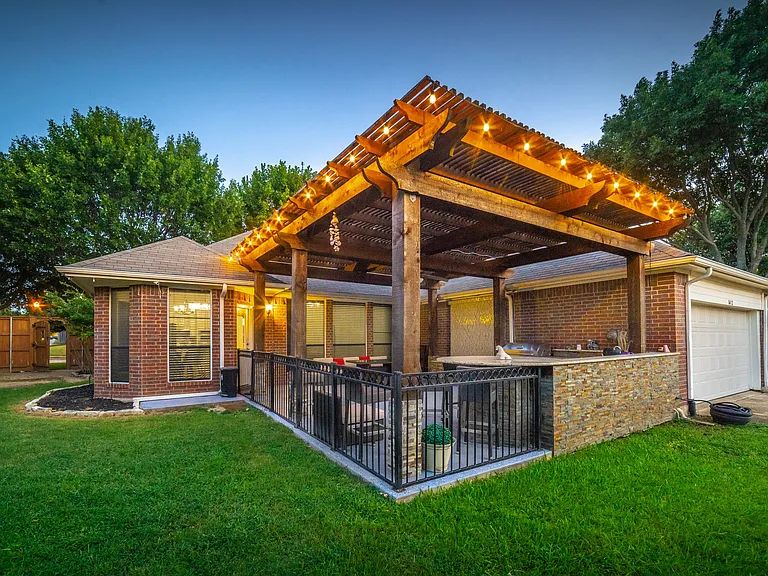8412 Pioneer Dr — Photo 24