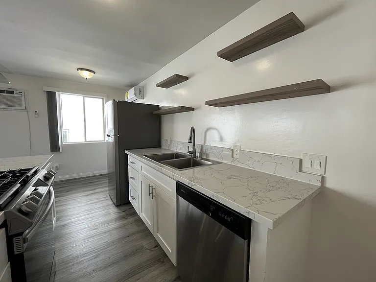 1706 Granville Ave #8B — Photo 8