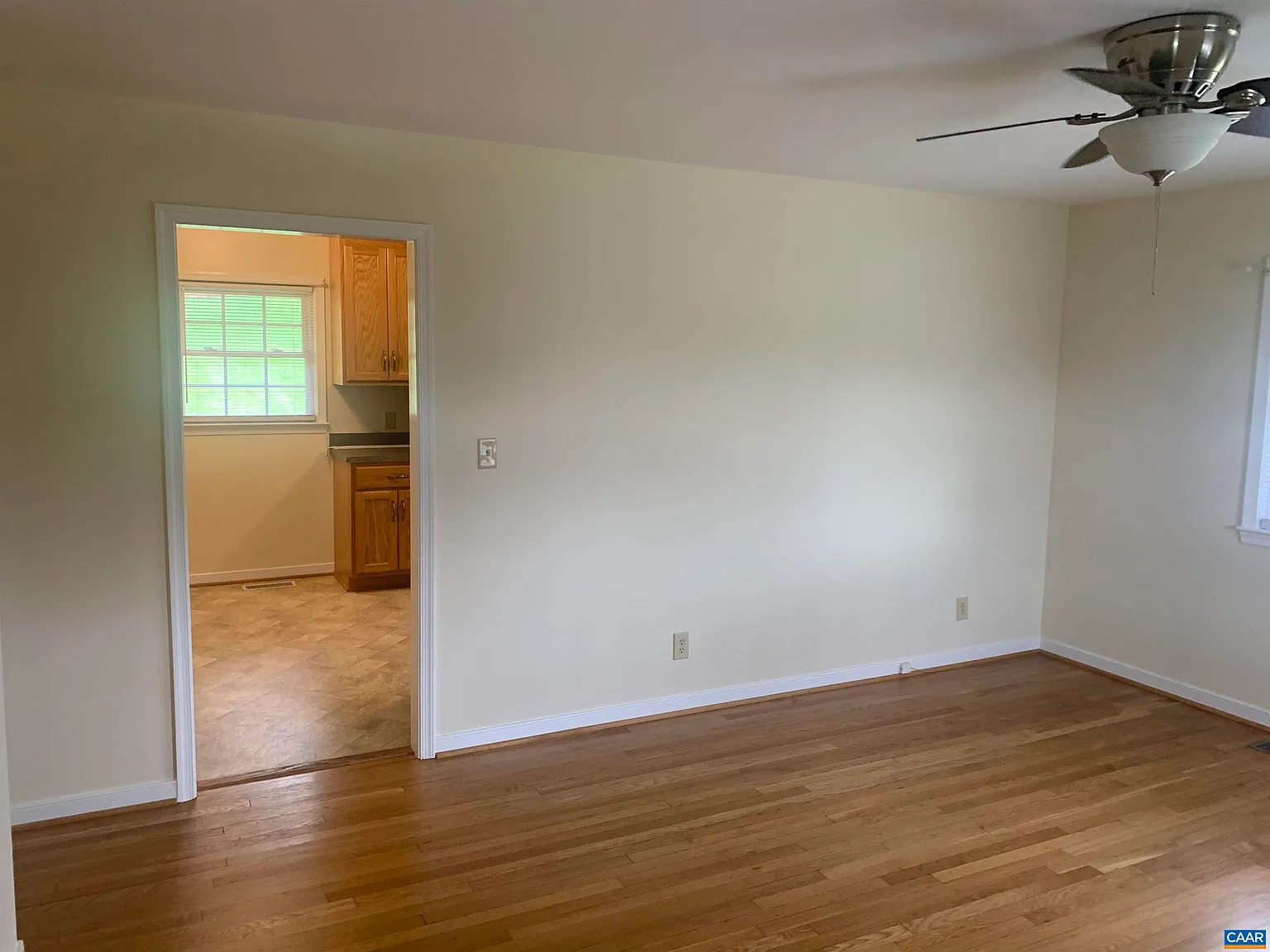 3 bed, 1.0 bath, 1100 sqft, $1,500 — Photo 2