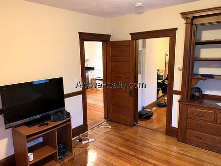3 bed, 1.0 bath, $3,900 — Photo 2