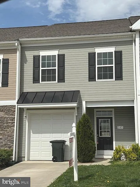 3 bed, 2.5 bath, 1700 sqft, $1,950 — Photo 1