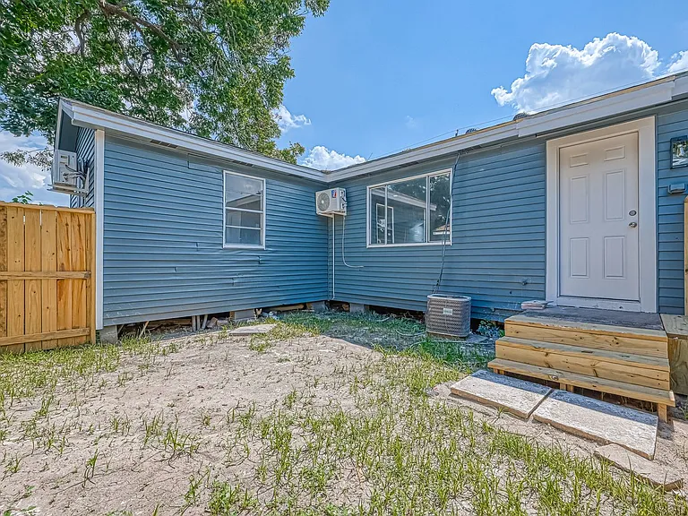 6715 Victoria St — Photo 15