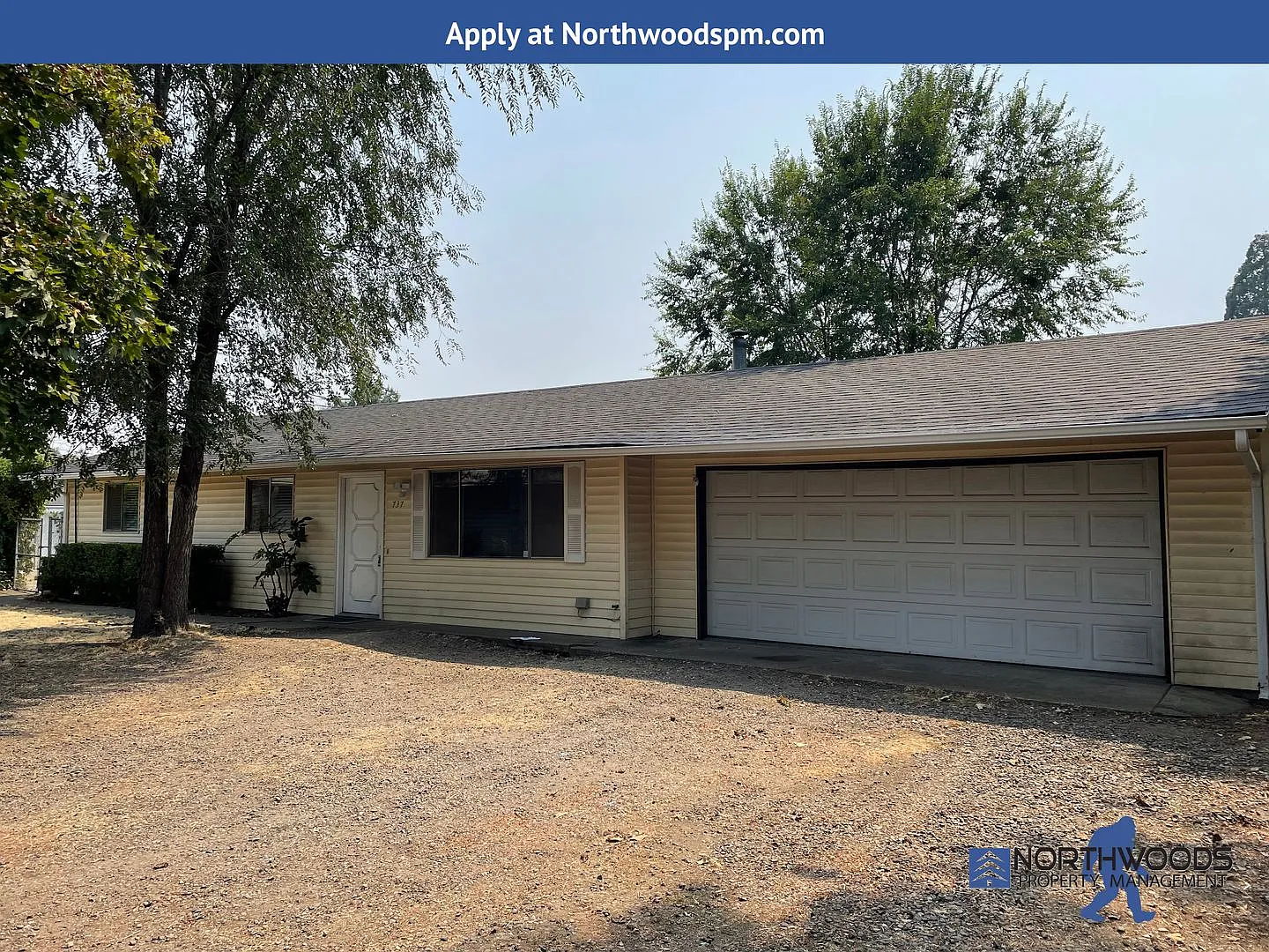 Charming 3 Bedroom 2 bath Home with a Private Back Yard — Photo 2