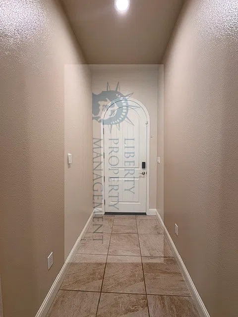 4 bed, 2019 sqft, $2,895 — Photo 2