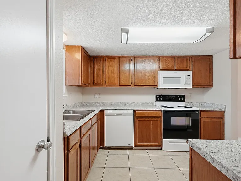 1807 Whispering Oaks Ln — Photo 5
