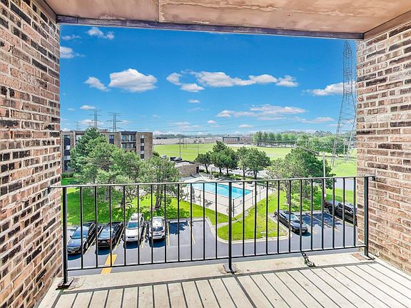 3rd image of 701 W Huntington Commons Rd APT 418