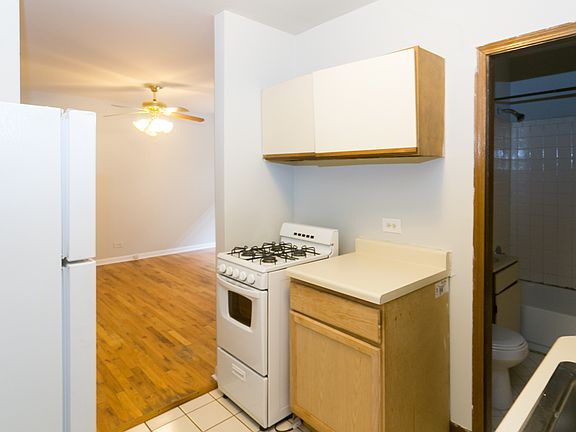 2nd image of 821 W Cornelia Ave APT 215