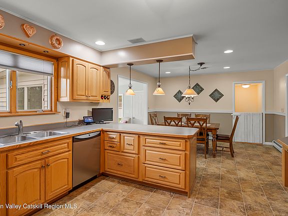 3rd image of 4 Pin Oak Drive