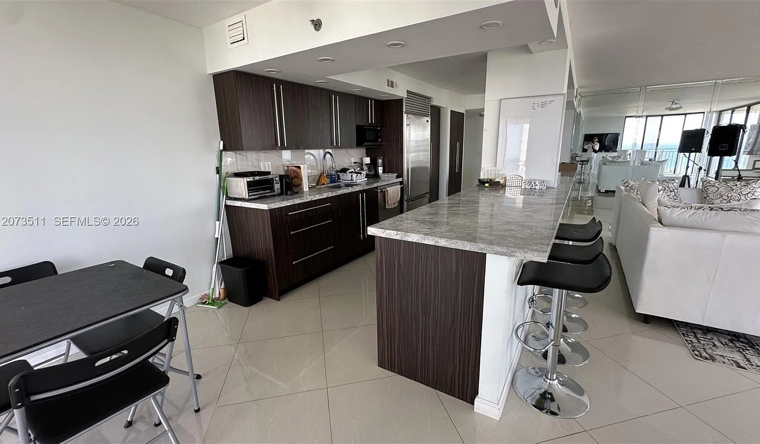 Winston Towers 600 Condo — Photo 3
