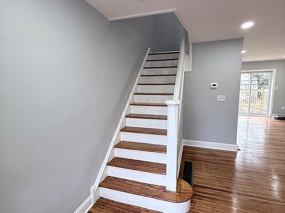 2nd image of 1124 E Stafford St