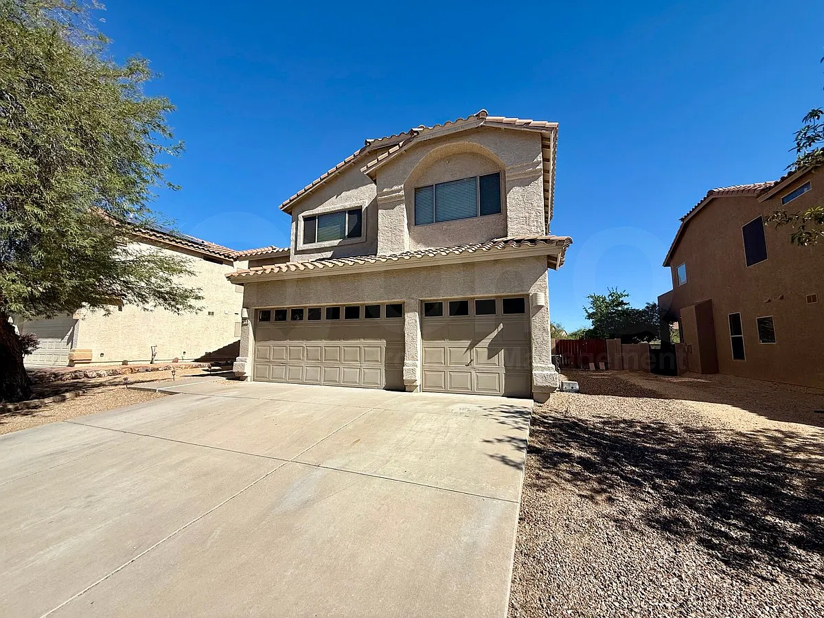 4 bed, 2.5 bath, 2451 sqft, $2,200 — Photo 2
