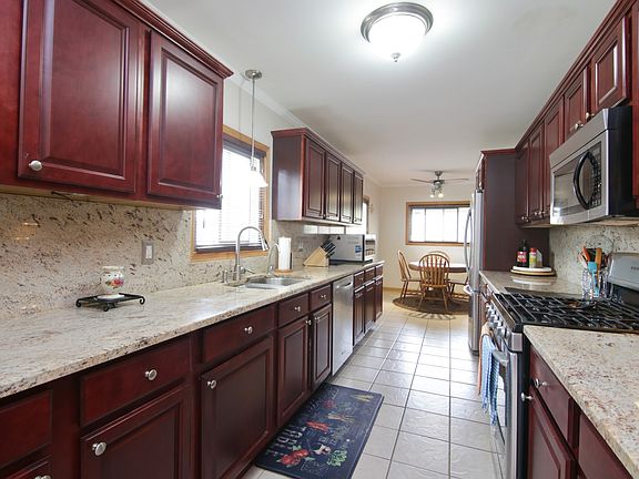 4th image of 920 Leahy Cir