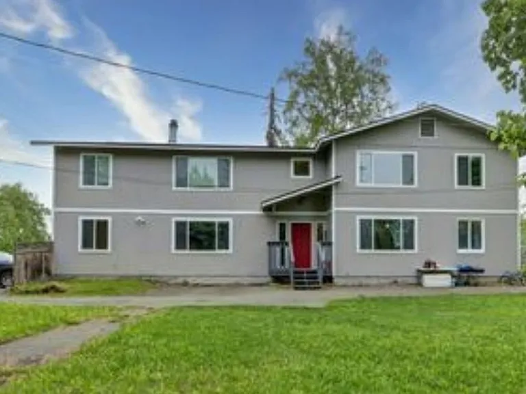 3404 Thompson Ave — Photo 2