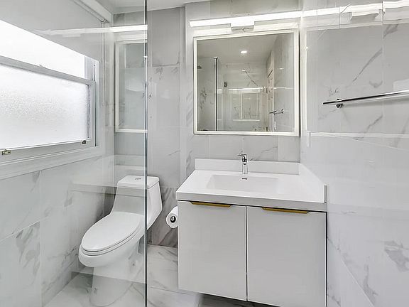 3rd image of 332 Fair Oaks St APT 5