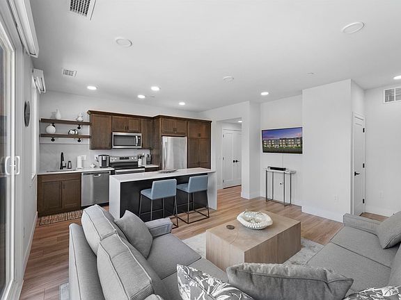 5th image of 705 Cypress St #208