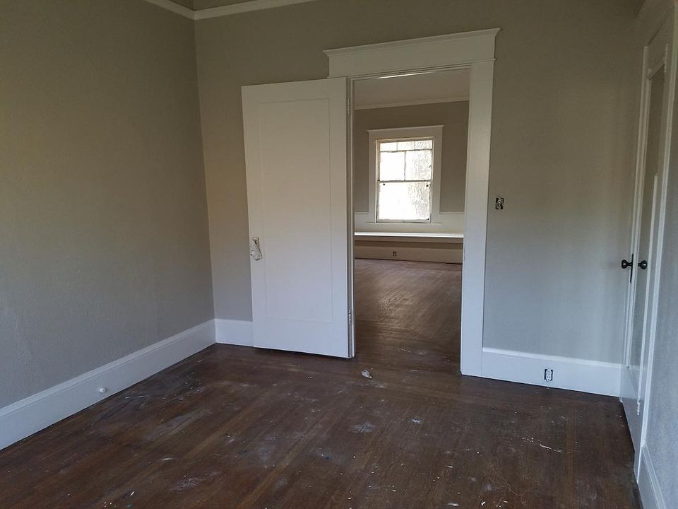 2nd image of 745 W Park St