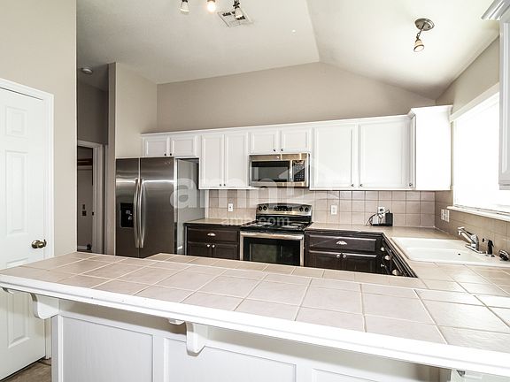 4th image of 4009 Queens Dr