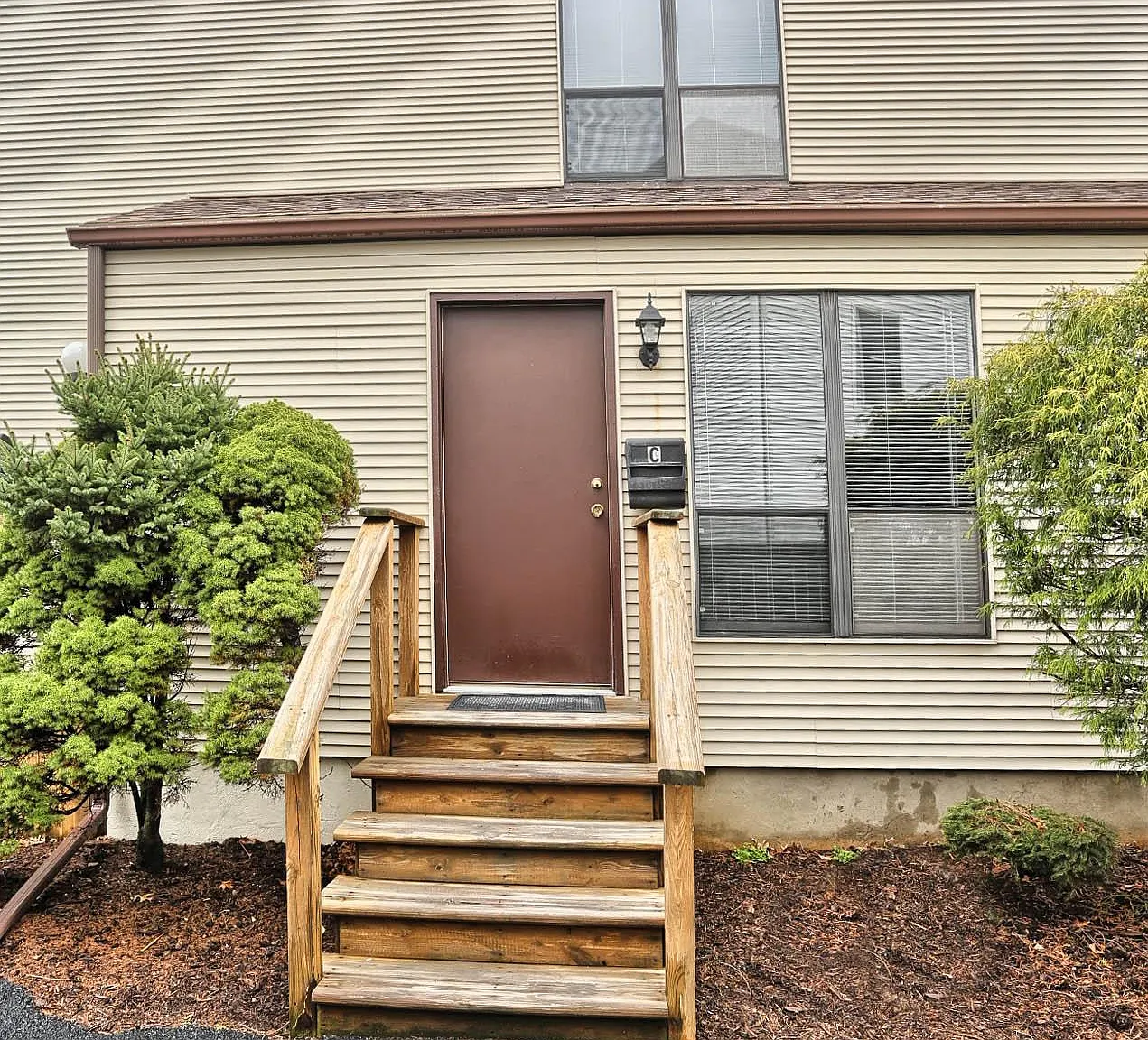 2 bed, 1.5 bath, 1900 sqft, $1,490 — Photo 1