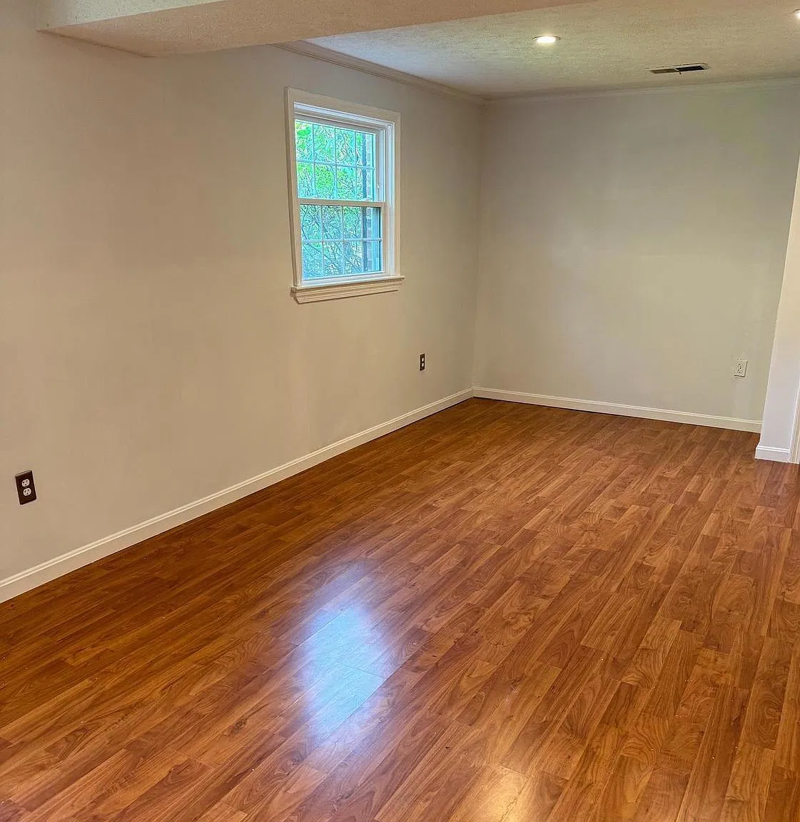 5 bed, 3.0 bath, 3400 sqft, $3,750 — Photo 2