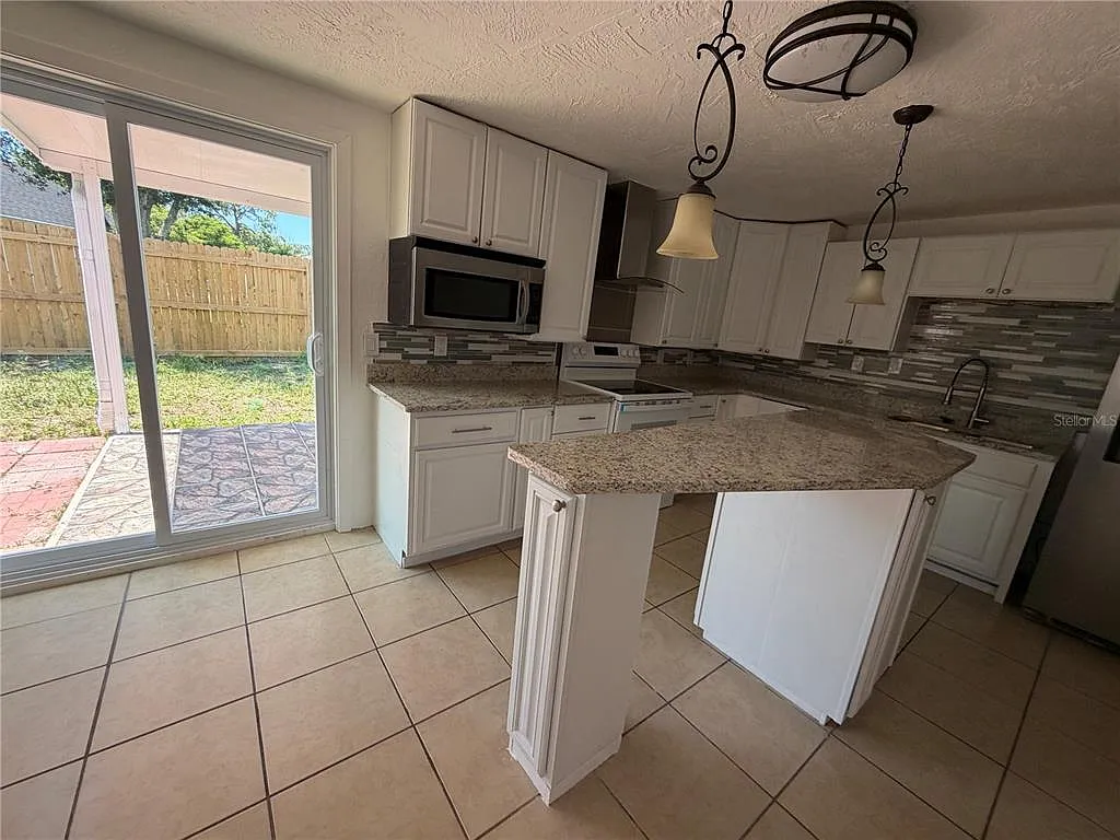 3 bed, 3.0 bath, 1481 sqft, $2,100 — Photo 4