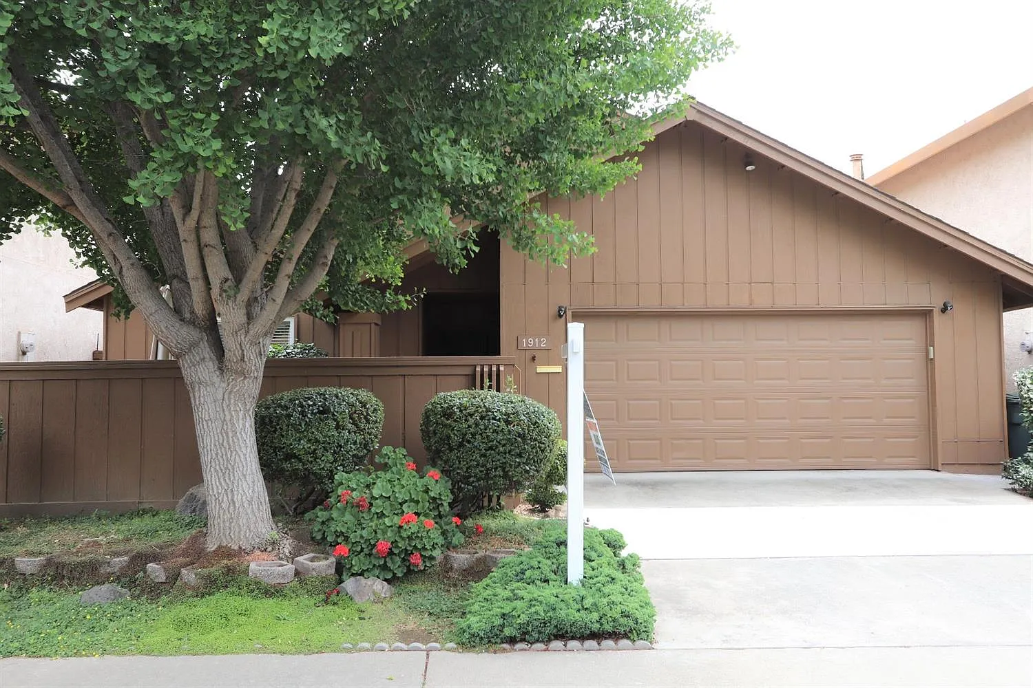 1912 Red Oak Dr photo 1