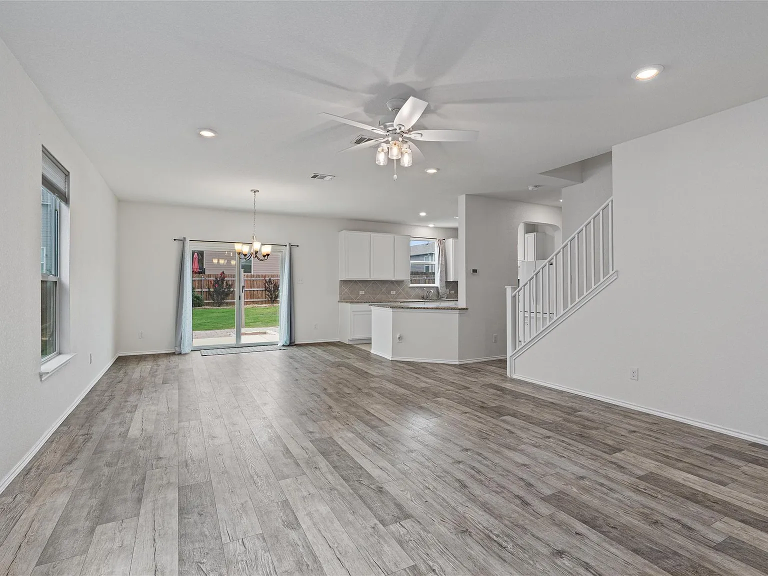 3 bed, 2.5 bath, 2140 sqft, $2,200 — Photo 3