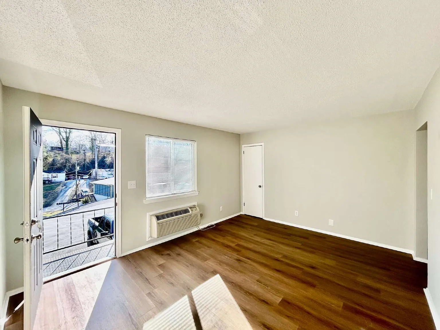 2 bed, 1.0 bath, 846 sqft, $1,200 — Photo 4