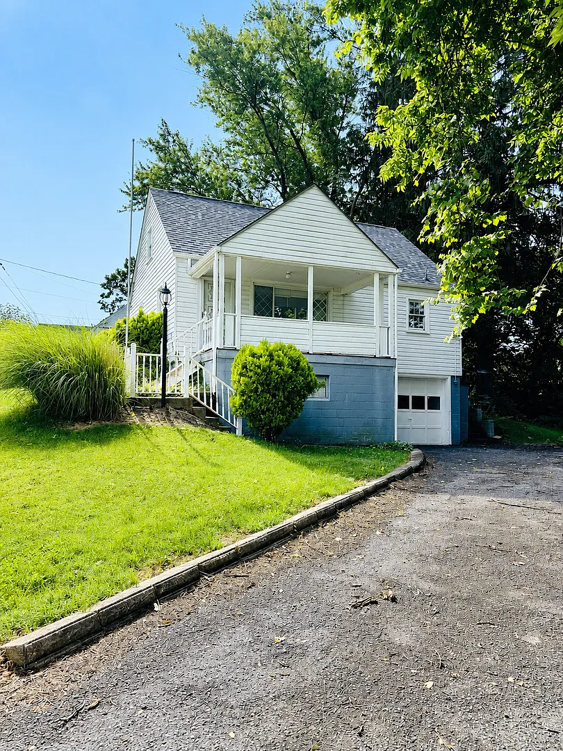 Cute Cape Cod in South Park — Photo 1