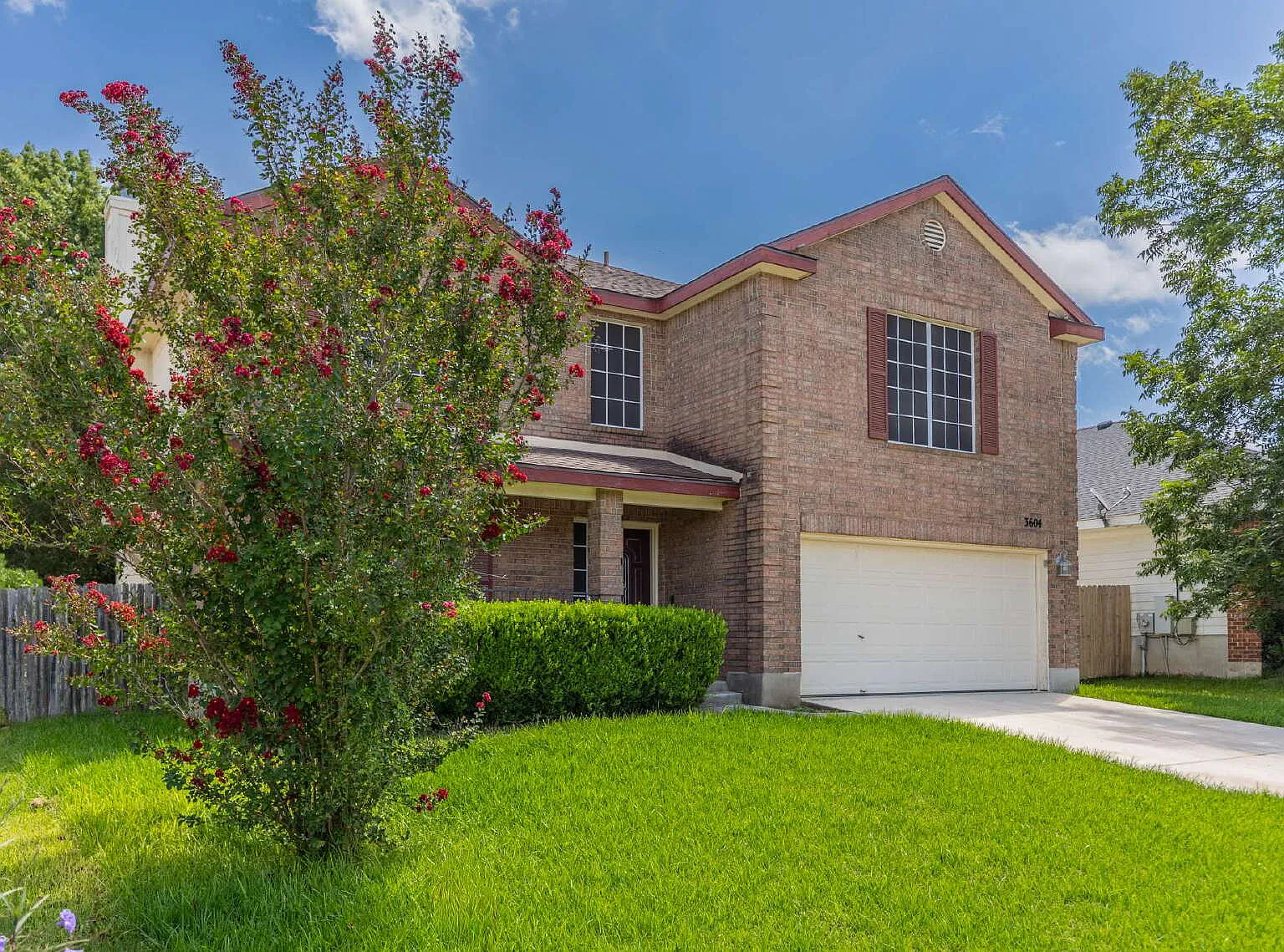 3 bed, 2.5 bath, 2370 sqft, $2,095 — Photo 2