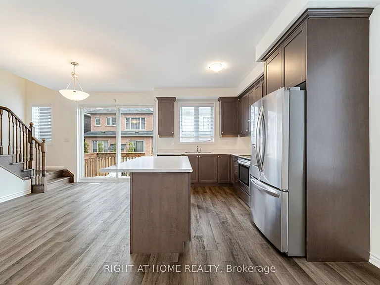 908 Sumac Cres — Photo 15